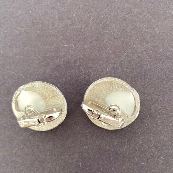Z9 Beautiful costume necklace and clip on earrings that are white with leaves. - Picture 7 of 7